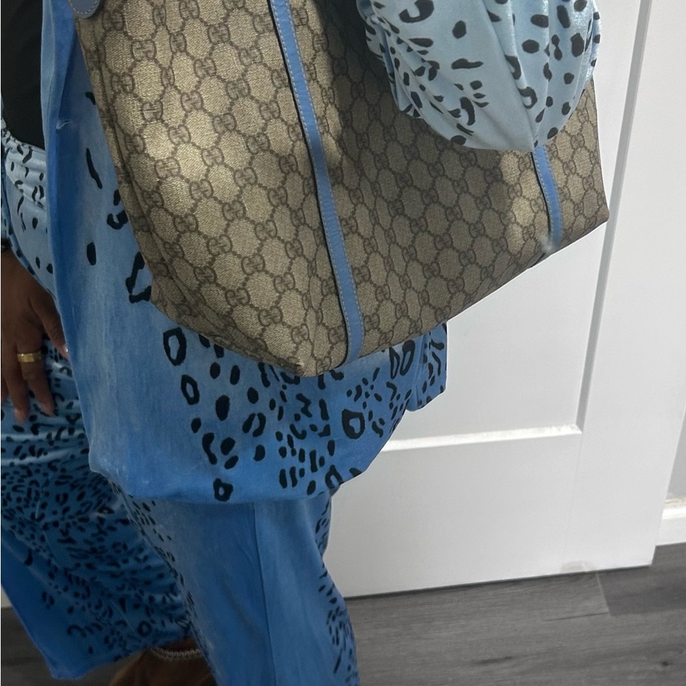 Gucci GG Supreme Joy tote bag featuring blue leather trim - Picture 13 of 13